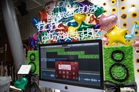 安本彩花ファン有志から贈られたDTMセット風のスタンドフラワー。