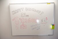 楽屋のホワイトボードに書かれたバースデーメッセージ。