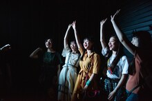 見学に来ていたエビ中の小林歌穂（左端）と柏木ひなた（右端）、桜エビ～ずの桜井美里（中央）、芹澤もあ（右から2番目）も巻き込んで円陣を組む安本彩花（左から2番目）。