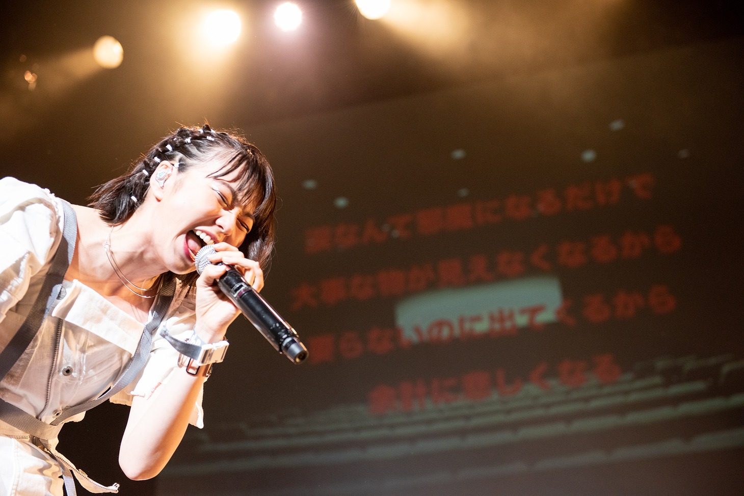 安本彩花