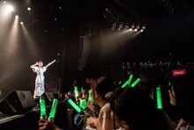 観客とコール＆レスポンスを繰り広げる安本彩花。