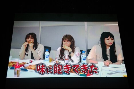 エビ中大食い対決の様子。