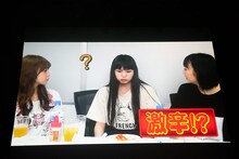 激辛ピザを食べた柏木ひなた（中央）。