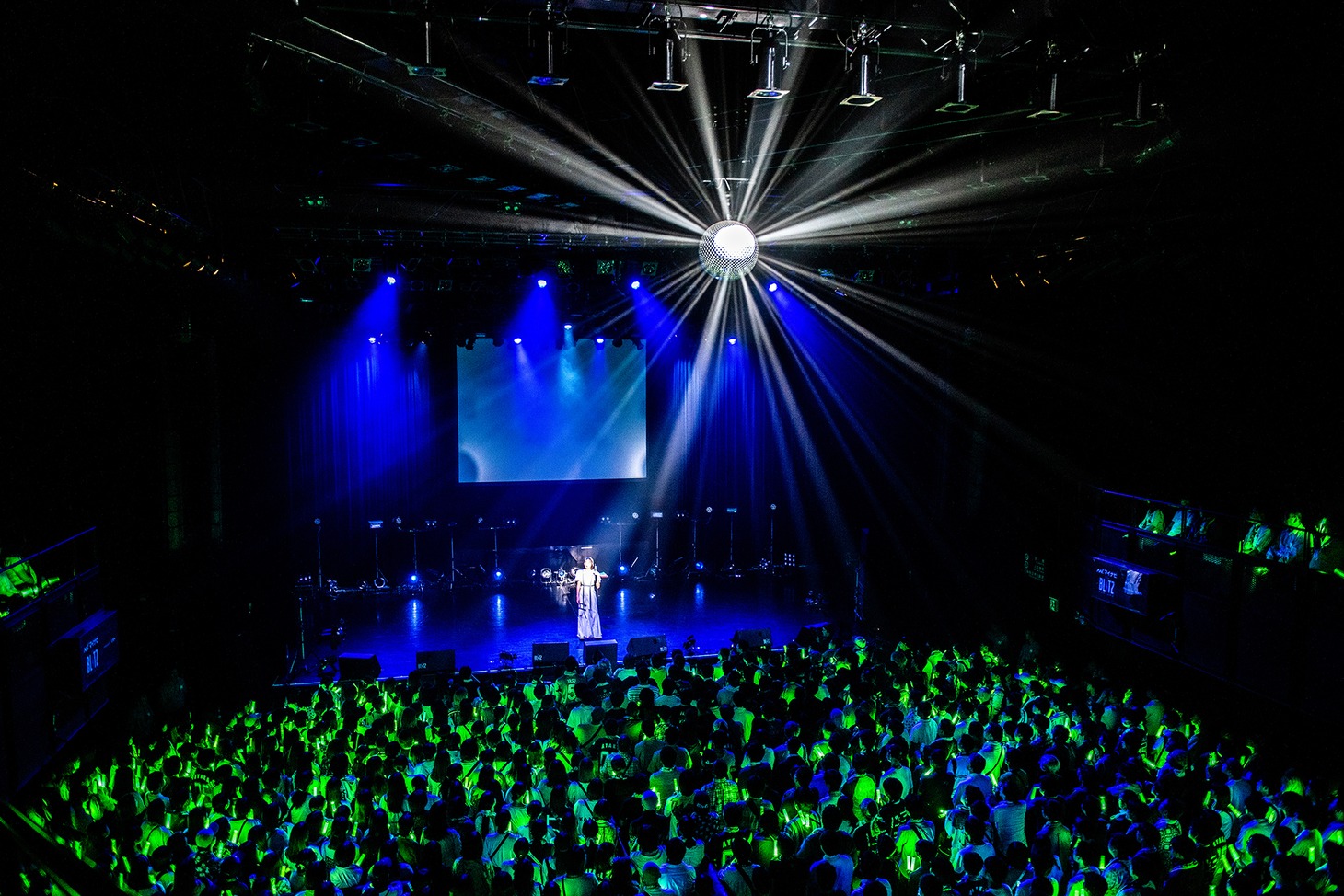 安本彩花生誕ソロライブ「歌って踊って歌謡show!!!安安～10年経っても中学生文句ありますか～♪～」の様子。