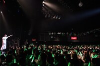 安本彩花生誕ソロライブ「歌って踊って歌謡show!!!安安～10年経っても中学生文句ありますか～♪～」の様子。