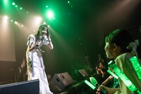 ファンの質問に耳を傾ける安本彩花。