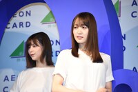 手前から菅井友香、渡邉理佐。