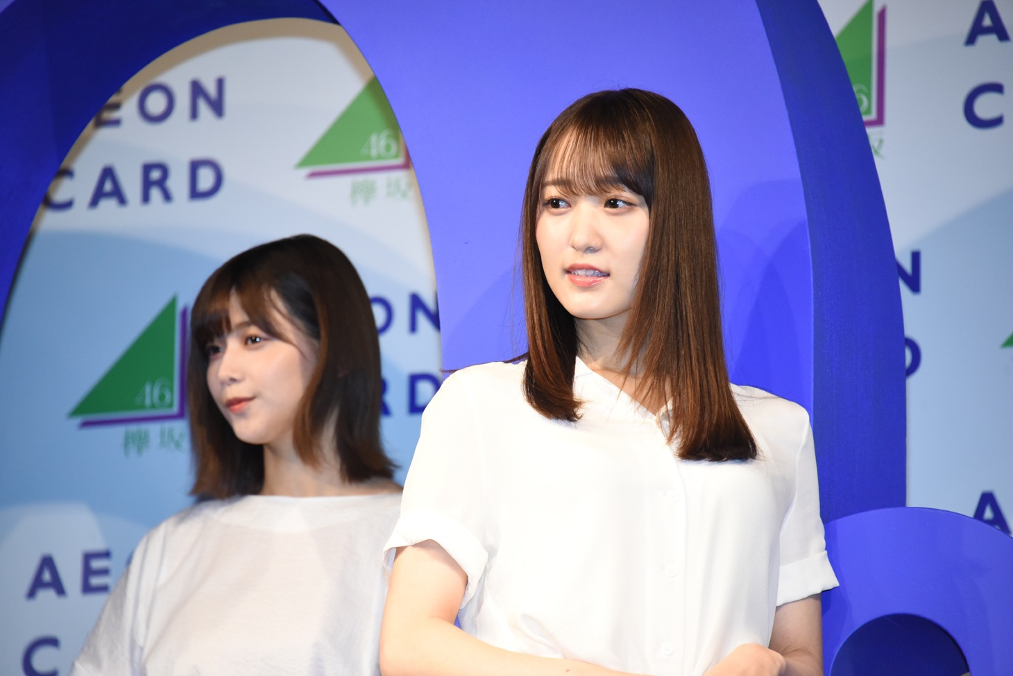 手前から菅井友香、渡邉理佐。