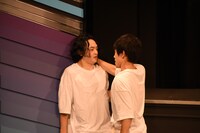 塩澤（左）に詰め寄る塩チョ（右）。