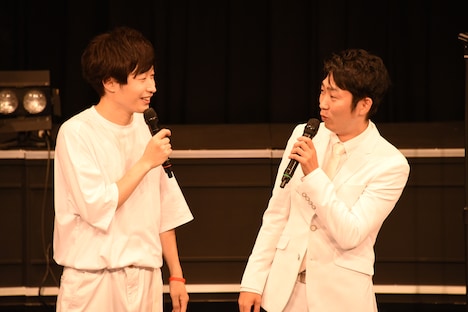 左から塩村（Vo）、NON STYLEの石田明。