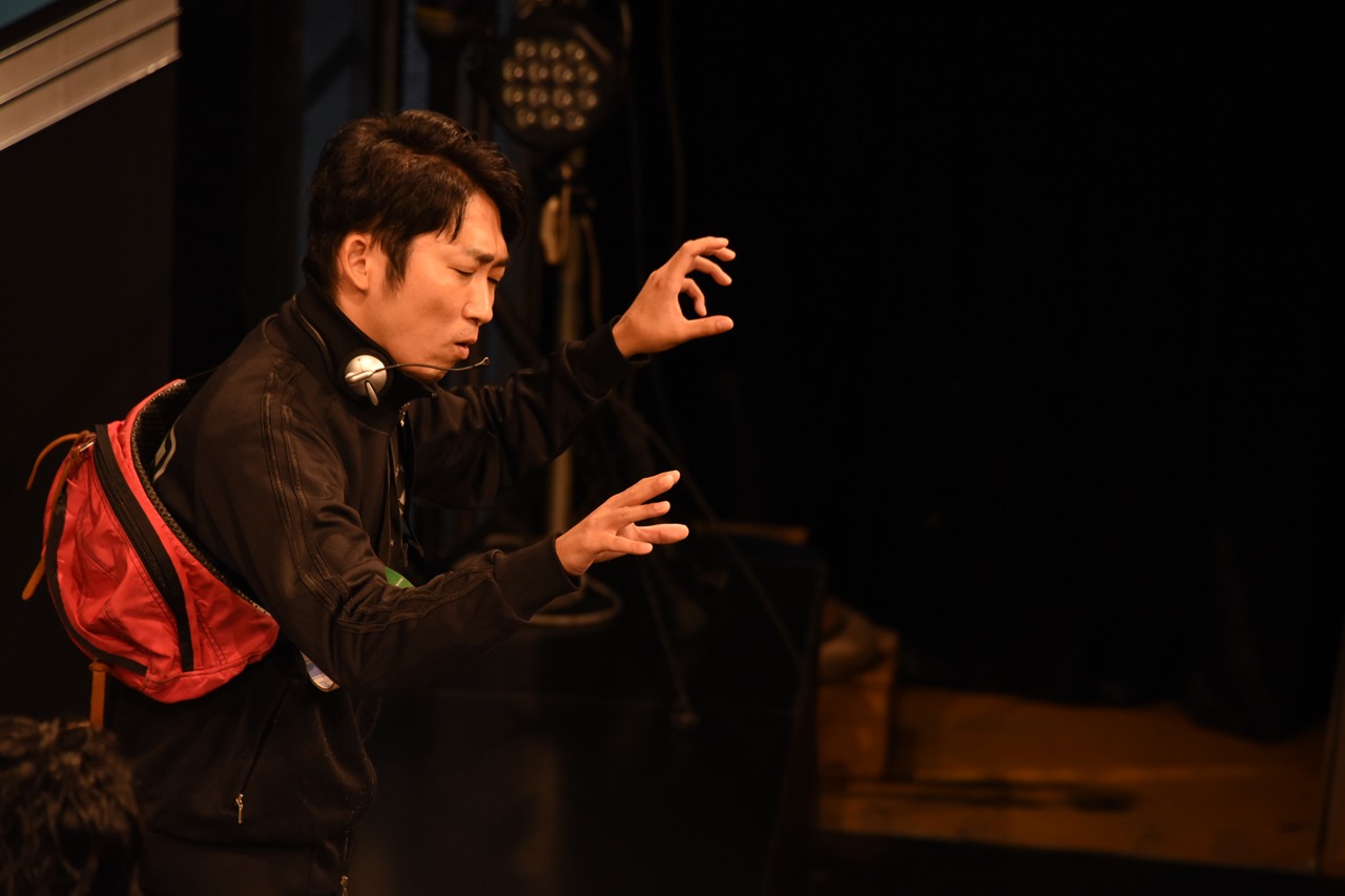SALTY'sにアドバイスする石田明（NON STYLE）。