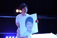 “塩顔”芸能人たちのボードを掲げる塩野（B / 小野竜輔［ダイヤモンド］）。