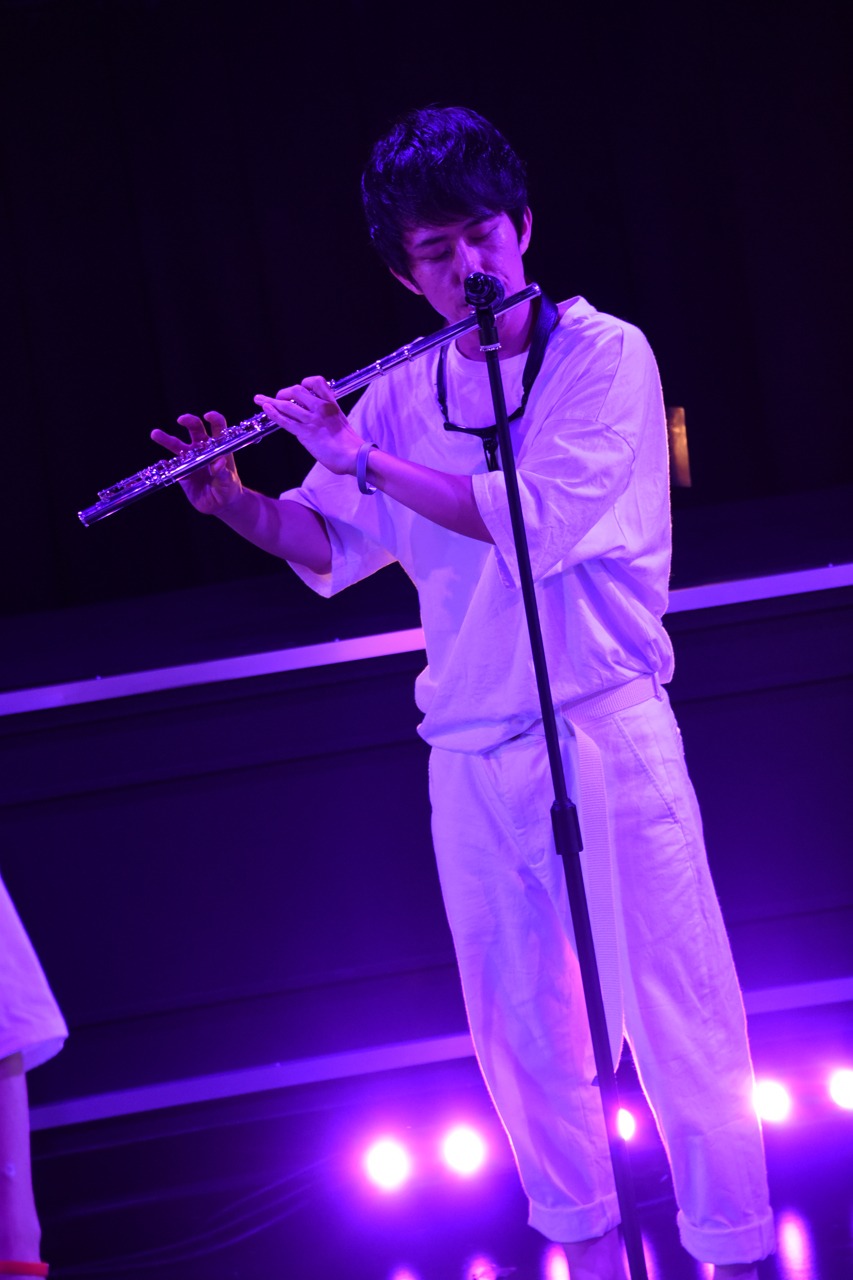フルートを吹く塩チョ（Sax, Fl / 西村ヒロチョ）。