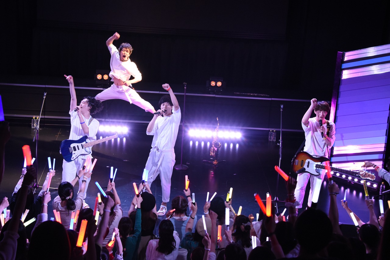 「SALTY's 4th anniversary LIVE～塩顔たちはCDを出すことにした～」の様子。