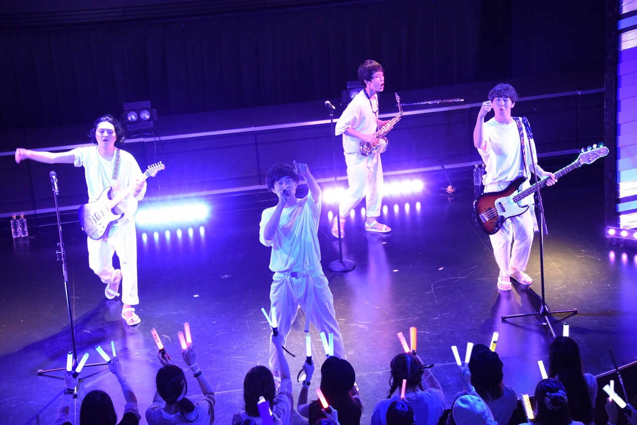 「SALTY's 4th anniversary LIVE～塩顔たちはCDを出すことにした～」の様子。
