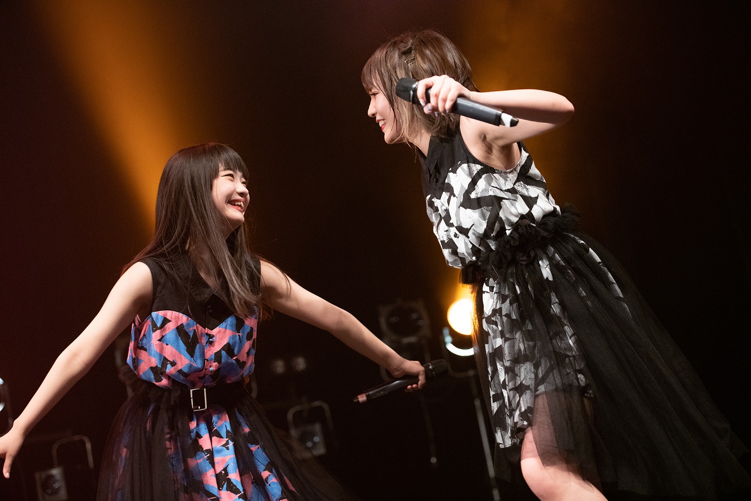 左から山下彩耶、水無瀬ゆき。