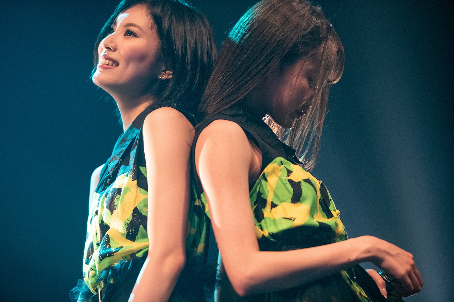 左から小林れい、志田友美。