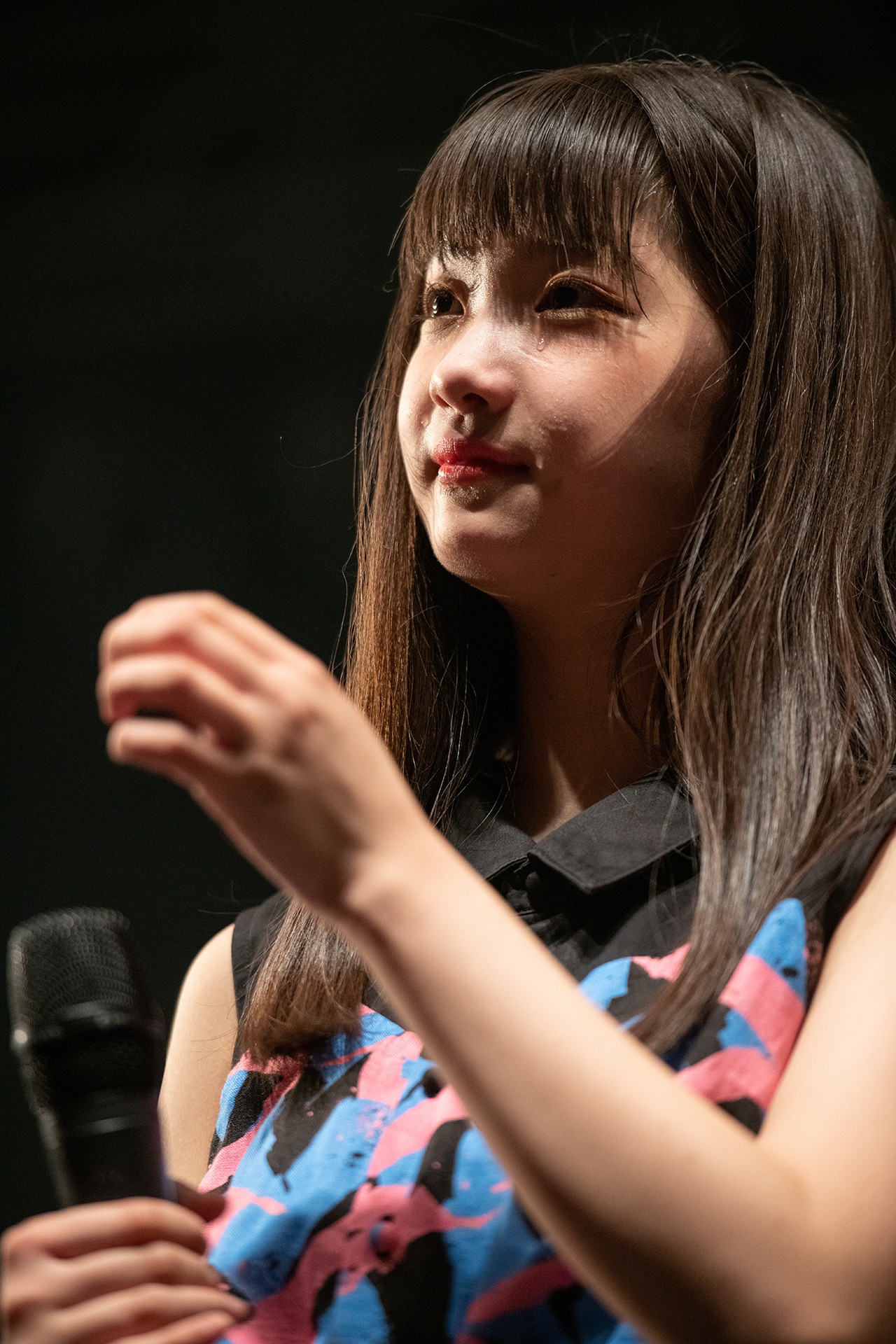荻野可鈴のメッセージに涙を流す山下彩耶。