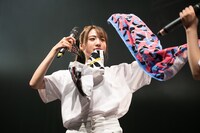 両手と口を使ってグッズを紹介する志田友美。