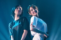 左から小林れい、志田友美。