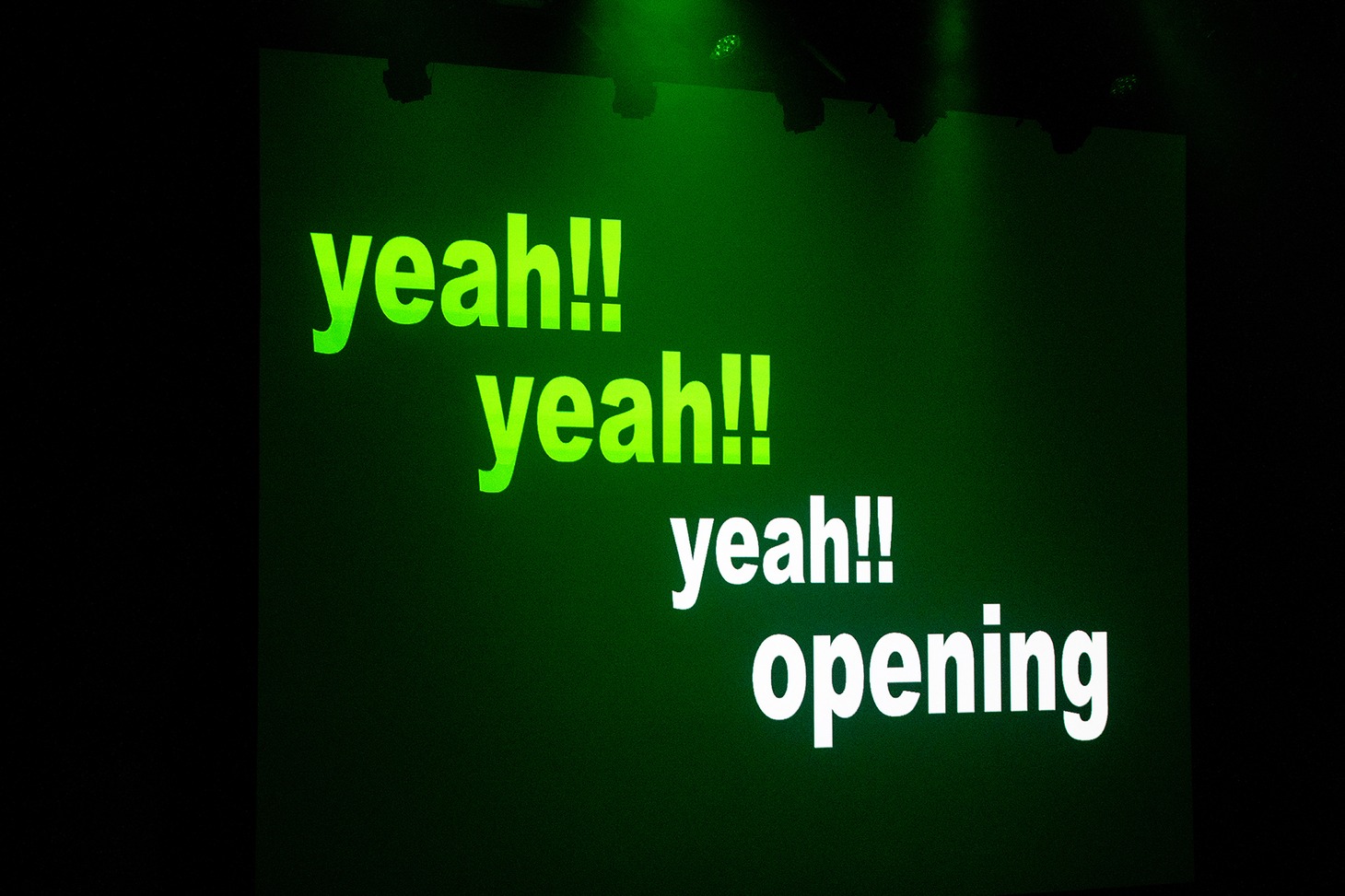 安本彩花の自作オープニングナンバー「opening」に合わせてスクリーンに映されたVJ映像。