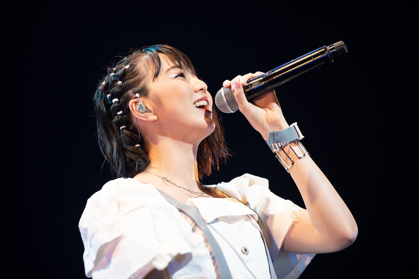 安本彩花