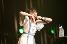 Juice=Juiceの新曲「『ひとりで生きられそう』って それってねえ、褒めているの？」のミュージックビデオにおける宮本佳林の魅力を力説する安本彩花。