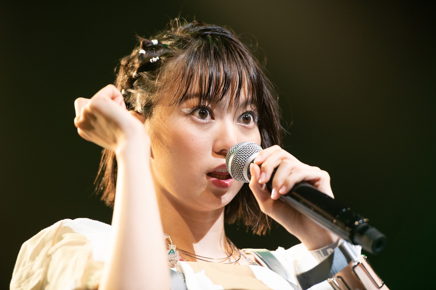 安本彩花