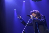 角松敏生「TOSHIKI KADOMATSU Performance2019 "Tokyo Boys & Girls"」の様子。