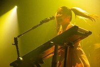 マナ（Vo, Key）（撮影：中磯ヨシオ）