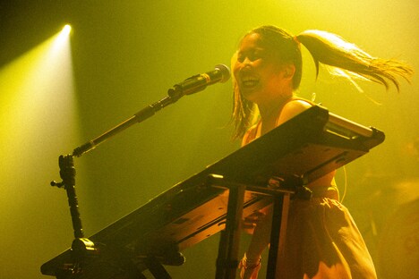 マナ（Vo, Key）（撮影：中磯ヨシオ）