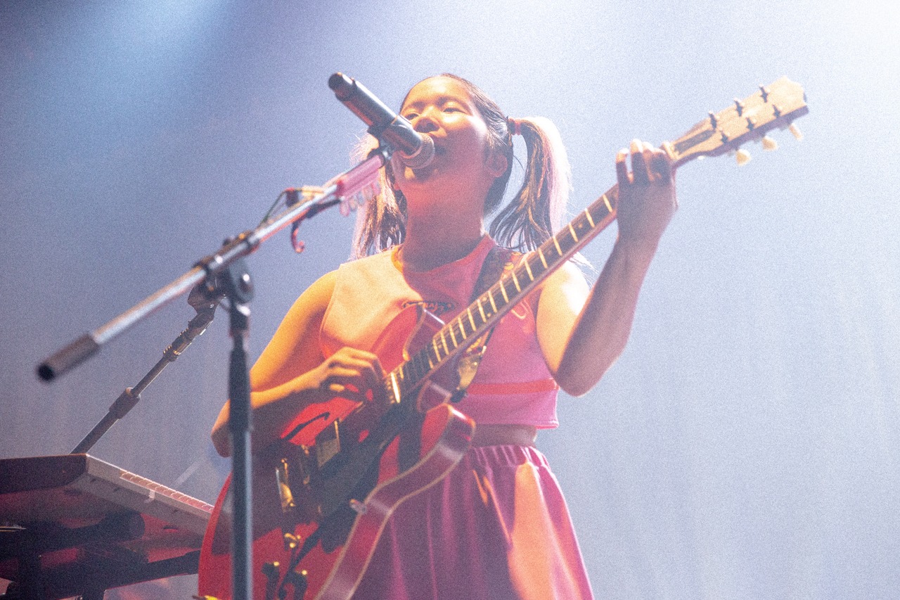 カナ（Vo, G, Key）（撮影：中磯ヨシオ）