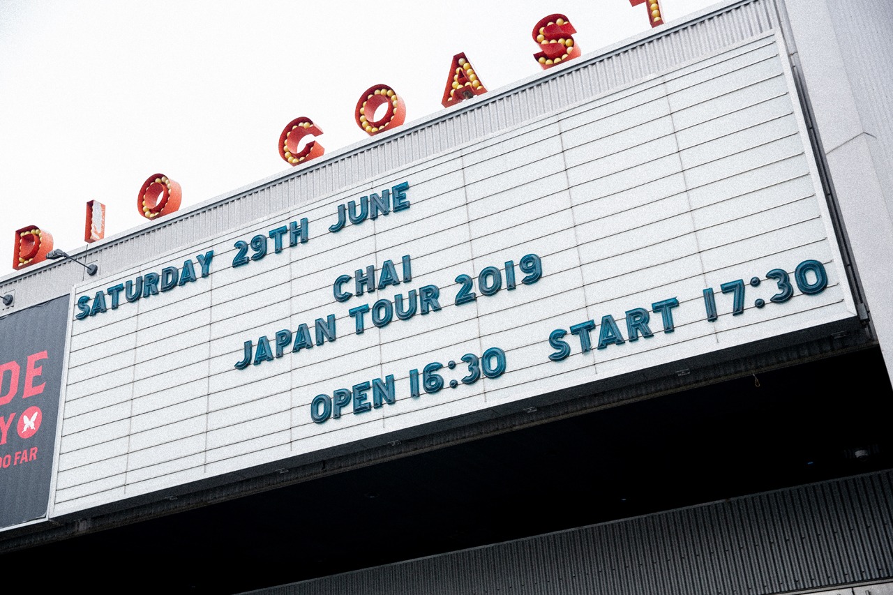 東京・新木場STUDIO COAST入り口のボード。（撮影：中磯ヨシオ）
