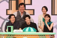 フジテレビ系「金曜プレミアム『クイズ！ドレミファドン！SP ～話題のドラマ出演者がイントロに挑戦!!～』」の「TWO WEEKS」チーム。(c)フジテレビ
