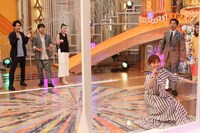 フジテレビ系「金曜プレミアム『クイズ！ドレミファドン！SP ～話題のドラマ出演者がイントロに挑戦!!～』」の「仮面同窓会」チーム。(c)フジテレビ