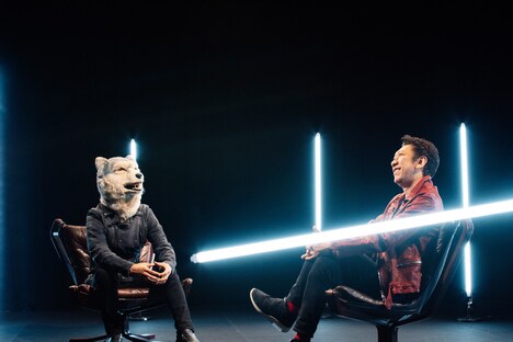 左からJean-Ken Johnny（MAN WITH A MISSION）、布袋寅泰。