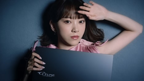 マウスコンピューターのWEB限定動画「堀未央奈×G-Tune」編のワンシーン。