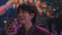 ほろよい新CM「夏はほろ友と」編のワンシーン。