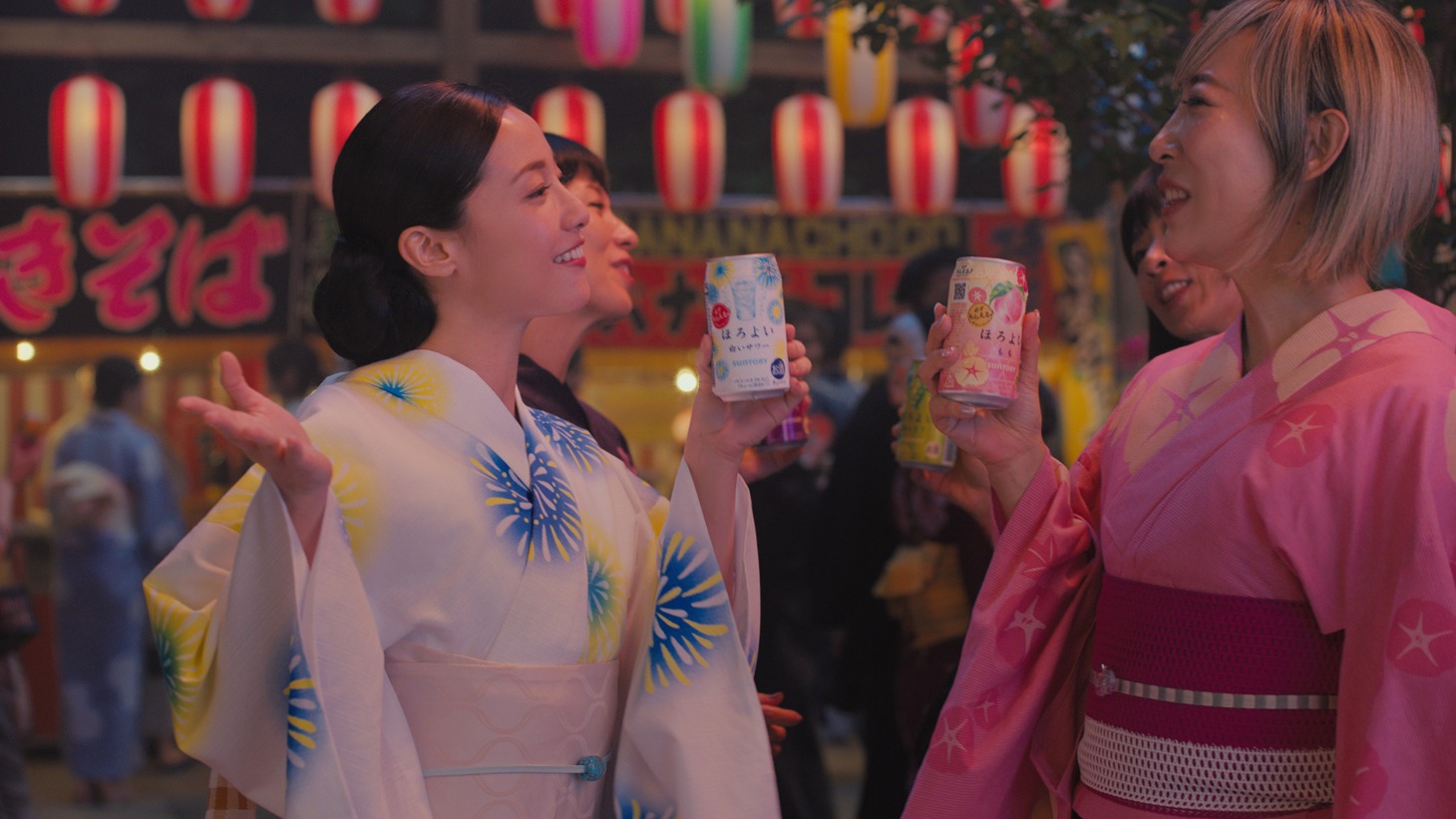 ほろよい新CM「夏はほろ友と」編のワンシーン。