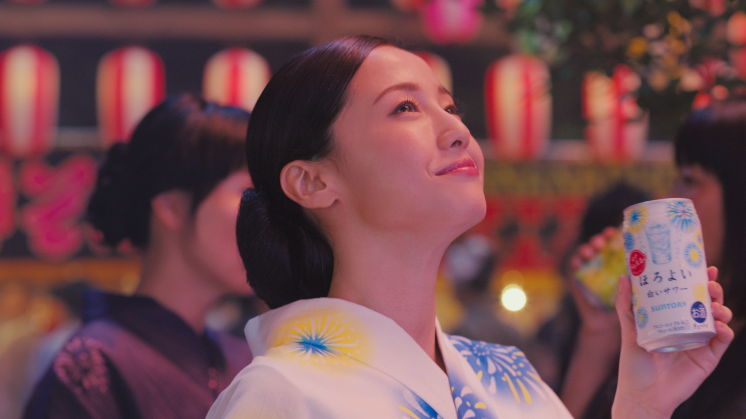 ほろよい新CM「夏はほろ友と」編のワンシーン。