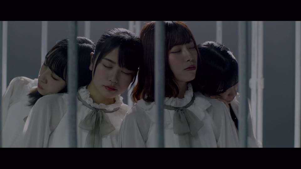 日向坂46「Cage」ミュージックビデオのワンシーン。