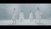 日向坂46「Cage」ミュージックビデオのワンシーン。