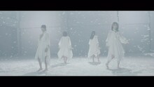 日向坂46「Cage」ミュージックビデオのワンシーン。
