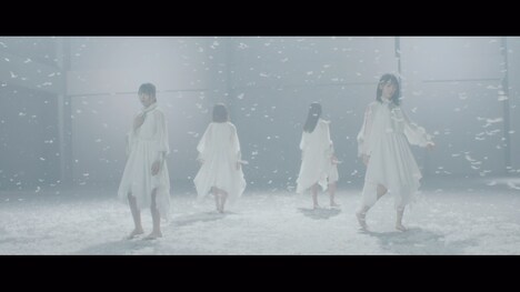日向坂46「Cage」ミュージックビデオのワンシーン。