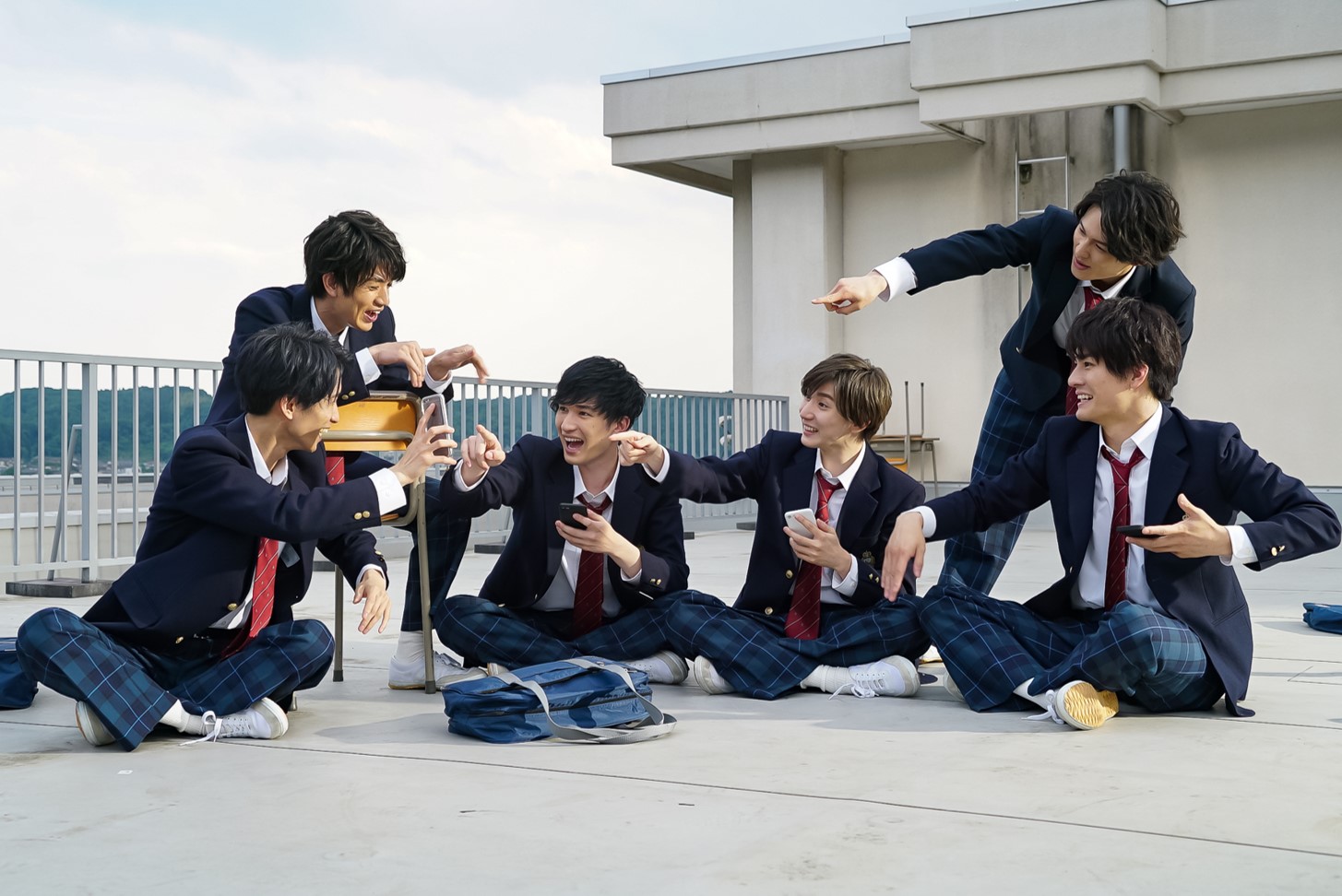 SixTONESが出演する「モンスターストライク」新テレビCM「こいつらまちがいない」編キービジュアル。