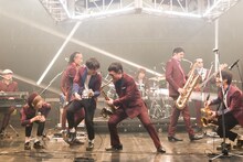 Official髭男dismと東京スカパラダイスオーケストラのセッションの様子。