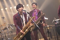 Official髭男dismと東京スカパラダイスオーケストラのセッションの様子。