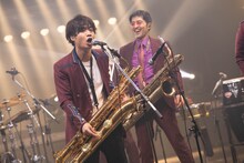 Official髭男dismと東京スカパラダイスオーケストラのセッションの様子。