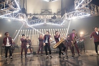 Official髭男dismと東京スカパラダイスオーケストラのセッションの様子。