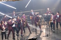 Official髭男dismと東京スカパラダイスオーケストラのセッションの様子。